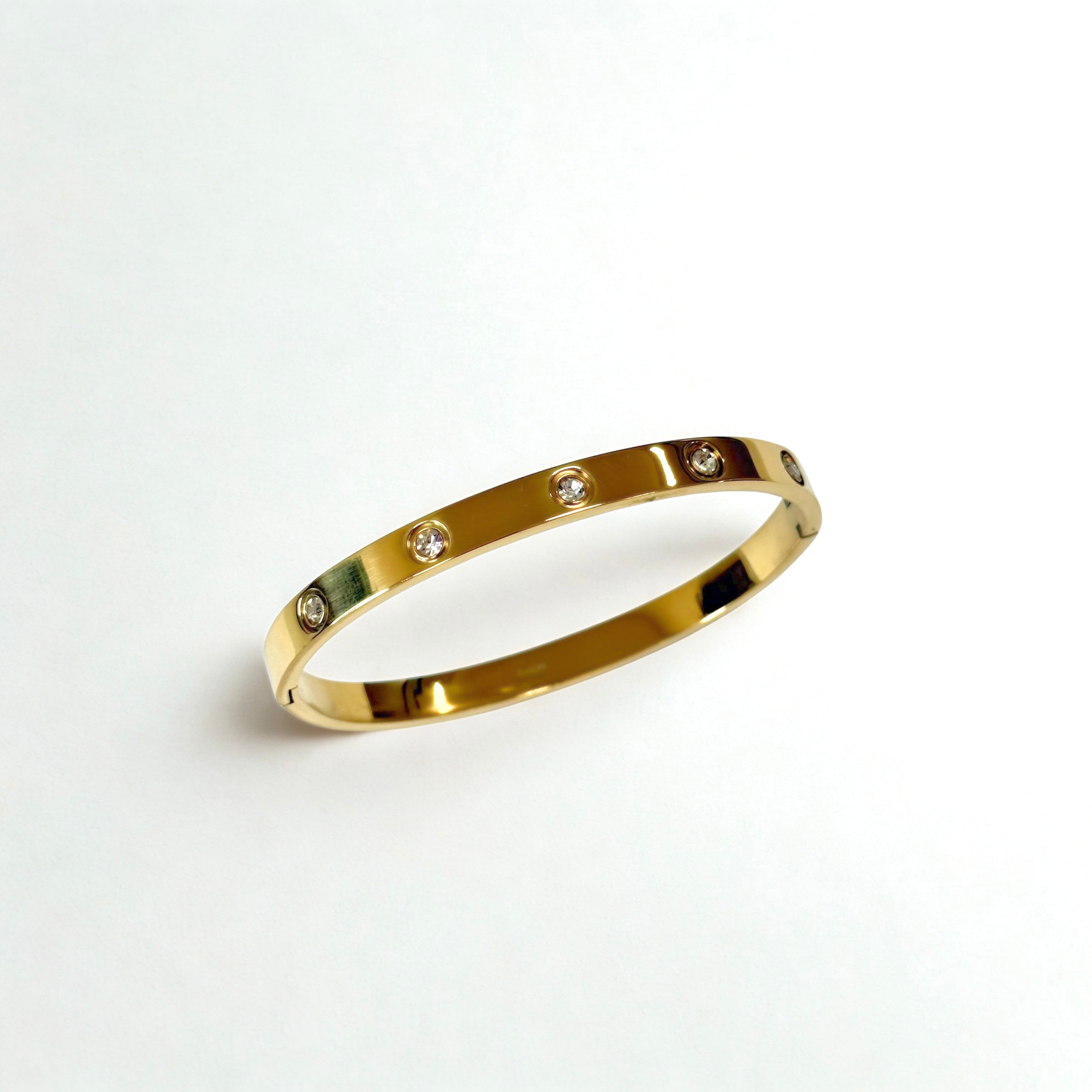 AMOUR гривна от неръждаема стомана с 18K златно покритие – елегантен дизайн с гравюра ‘Amour’, водоустойчива и идеална за подарък