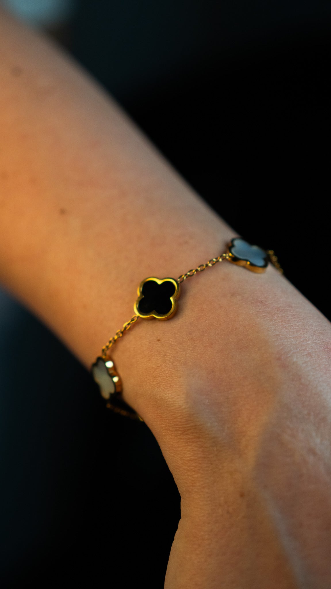 Дамска гривна Bicolor с четирилистна детелина от CHÉRI Jewelry, носена на ръка – модерно и елегантно бижу, съчетаващо златен и сребърен цвят.