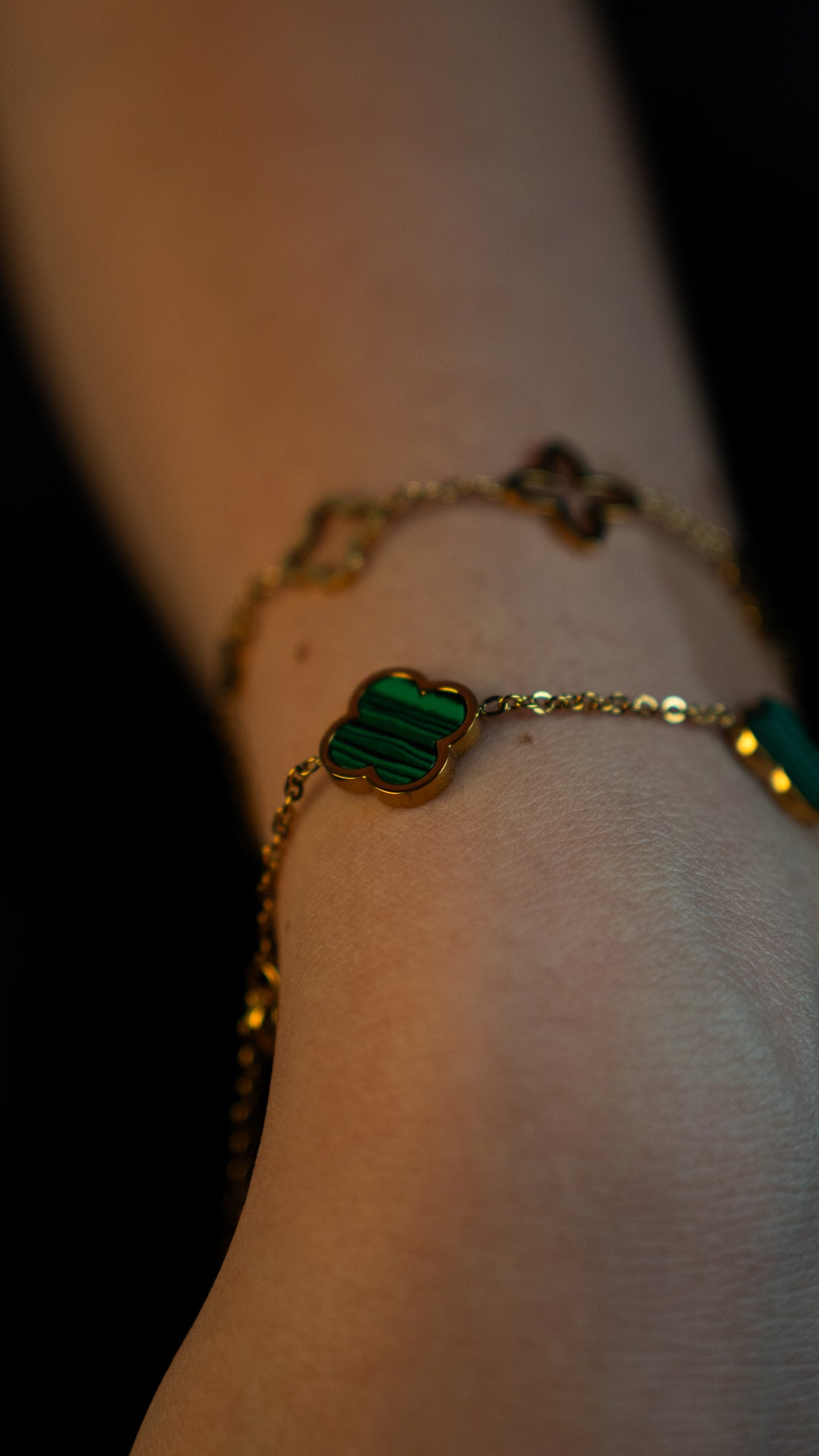 Дамска гривна Prestige с четирилистна детелина от CHÉRI Jewelry, носена на ръка – луксозно и елегантно бижу, подходящо за подарък.