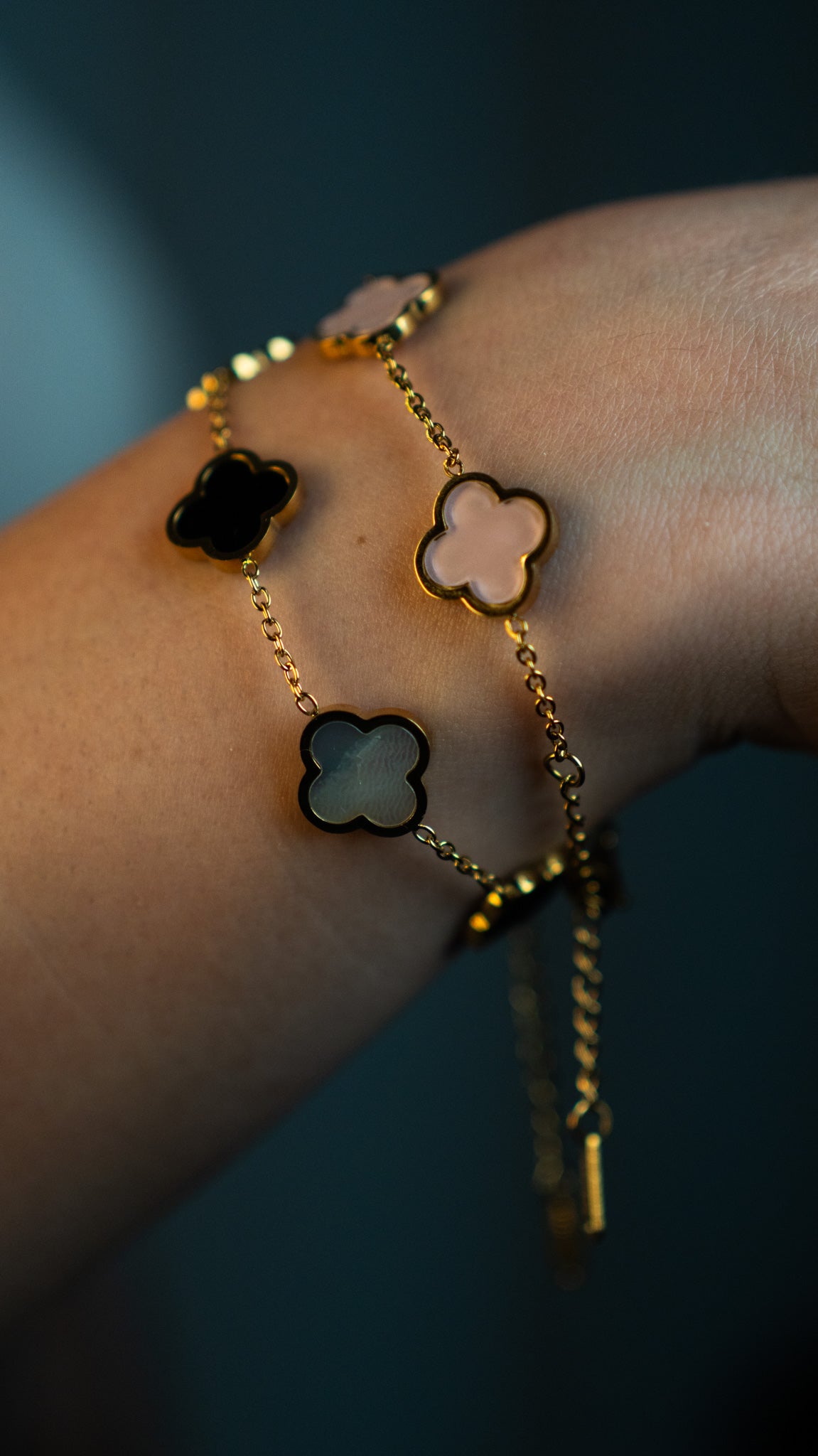 Дамска розова гривна с четирилистна детелина от CHÉRI Jewelry, носена на ръка – стилно бижу и вдъхновение за подарък.