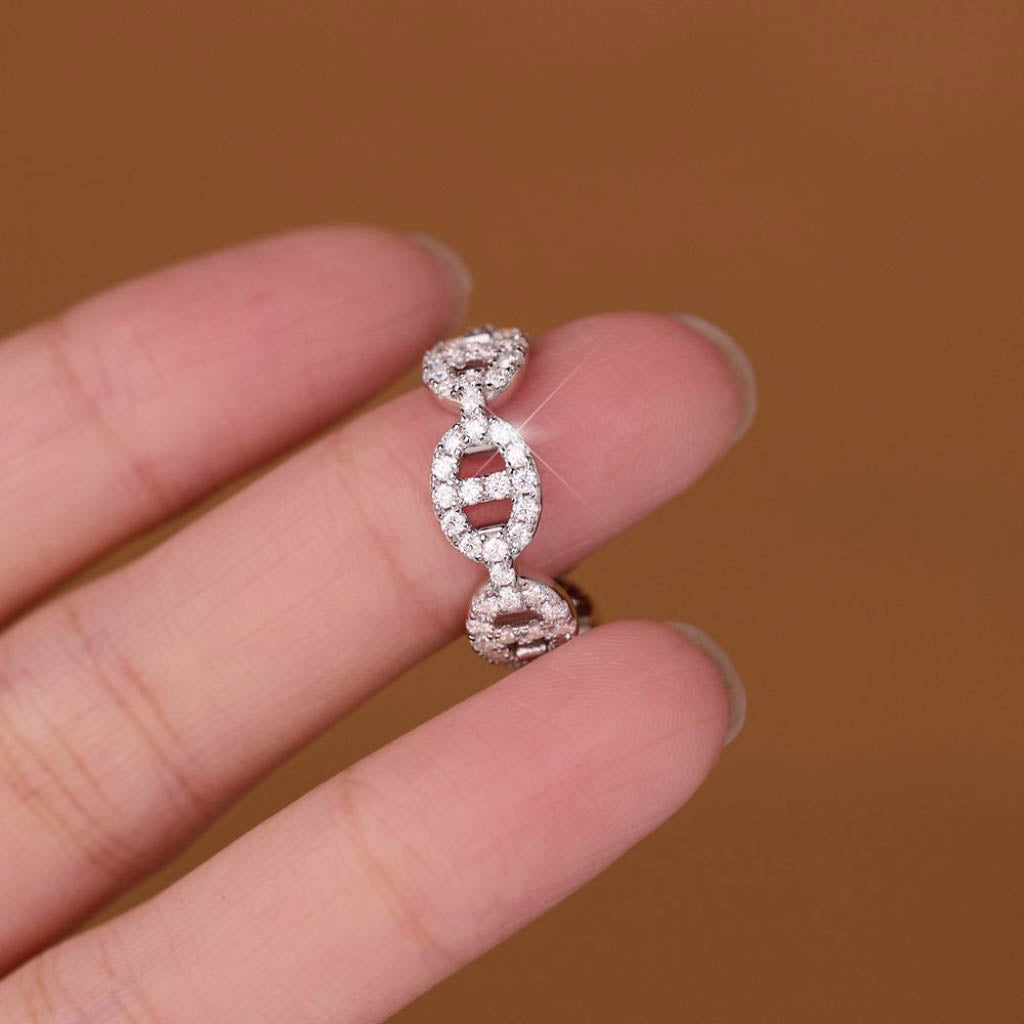 Iced Flare Moissanite пръстен върху женска ръка – луксозен акцент за всеки повод, Moissanite VS1 и сребро 925