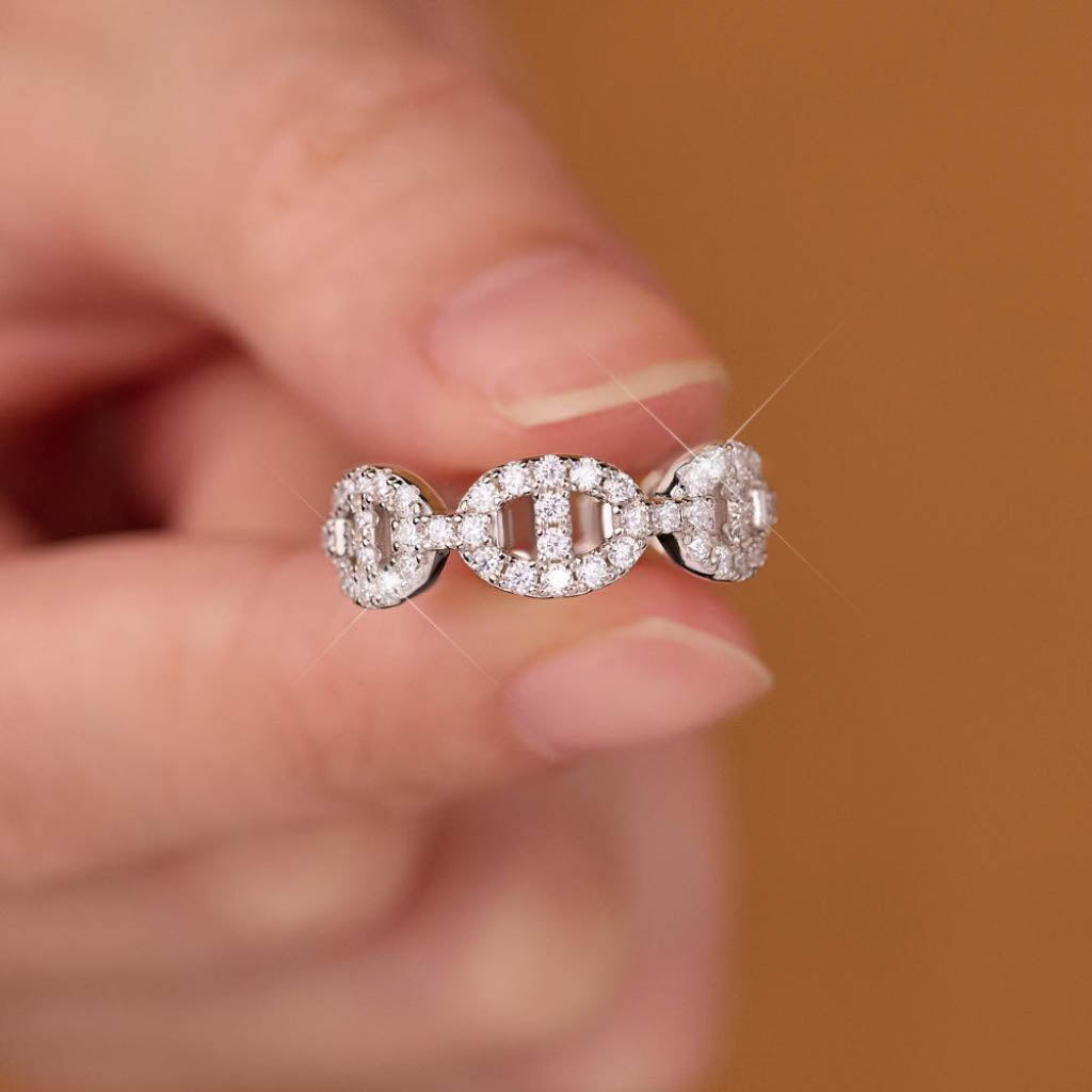 Детайлен изглед на Iced Flare Moissanite пръстен – прецизна изработка, VS1 Moissanite камък, D цвят, максимален блясък