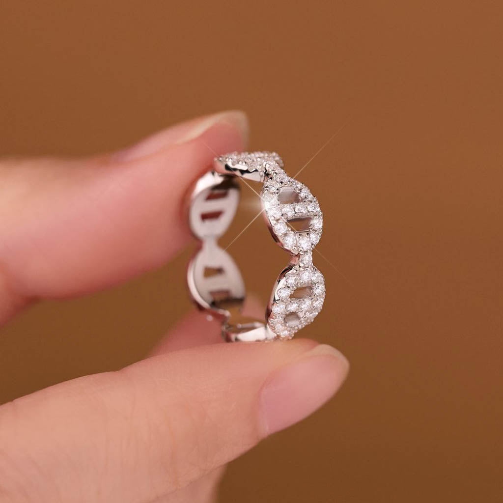 Елегантен Iced Flare Moissanite пръстен, показан отстрани – 925 сребро, родиево покритие, VS1 камъни D цвят, изключителен блясък