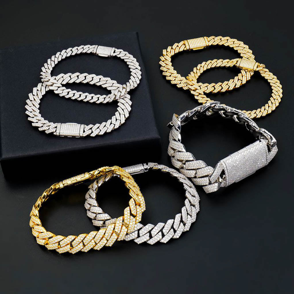 Moissanite кубинска гривна върху черен плат – силен iced out контраст и премиум усещане