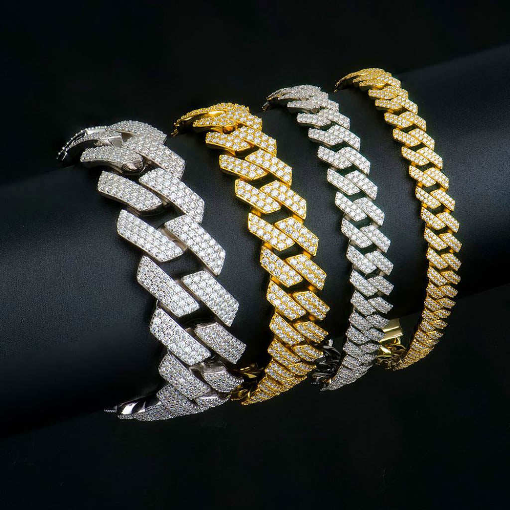 Moissanite кубинска гривна изложена на стойка – изискан премиум стил и изключителен блясък