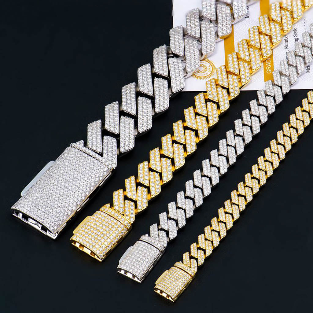 Moissanite Cuban верига, поставена върху плат – показва детайлите на огранката и перфектния блясък на VS1 Moissanite камъните