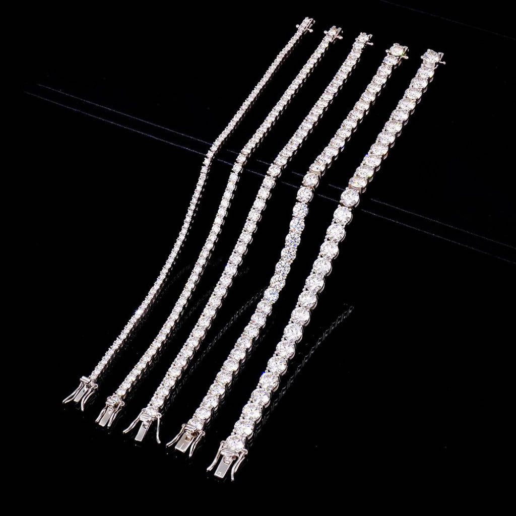 Moissanite тенис гривна върху черен фон – силен контраст, подчертаващ блясъка на камъните