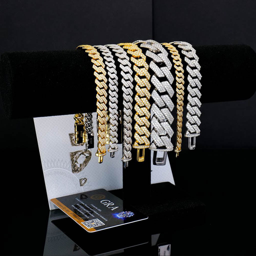 Moissanite тенис гривна изложена върху елегантна стойка – подчертава чистотата и огранката на камъните