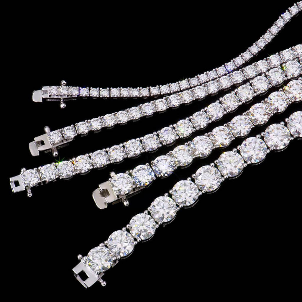 Moissanite тенис гривна с отражение върху огледална повърхност – лукс и съвършенство