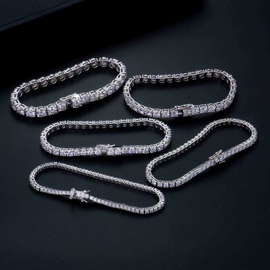 Moissanite тенис гривна комбинирана с други гривни – изискан layered стил