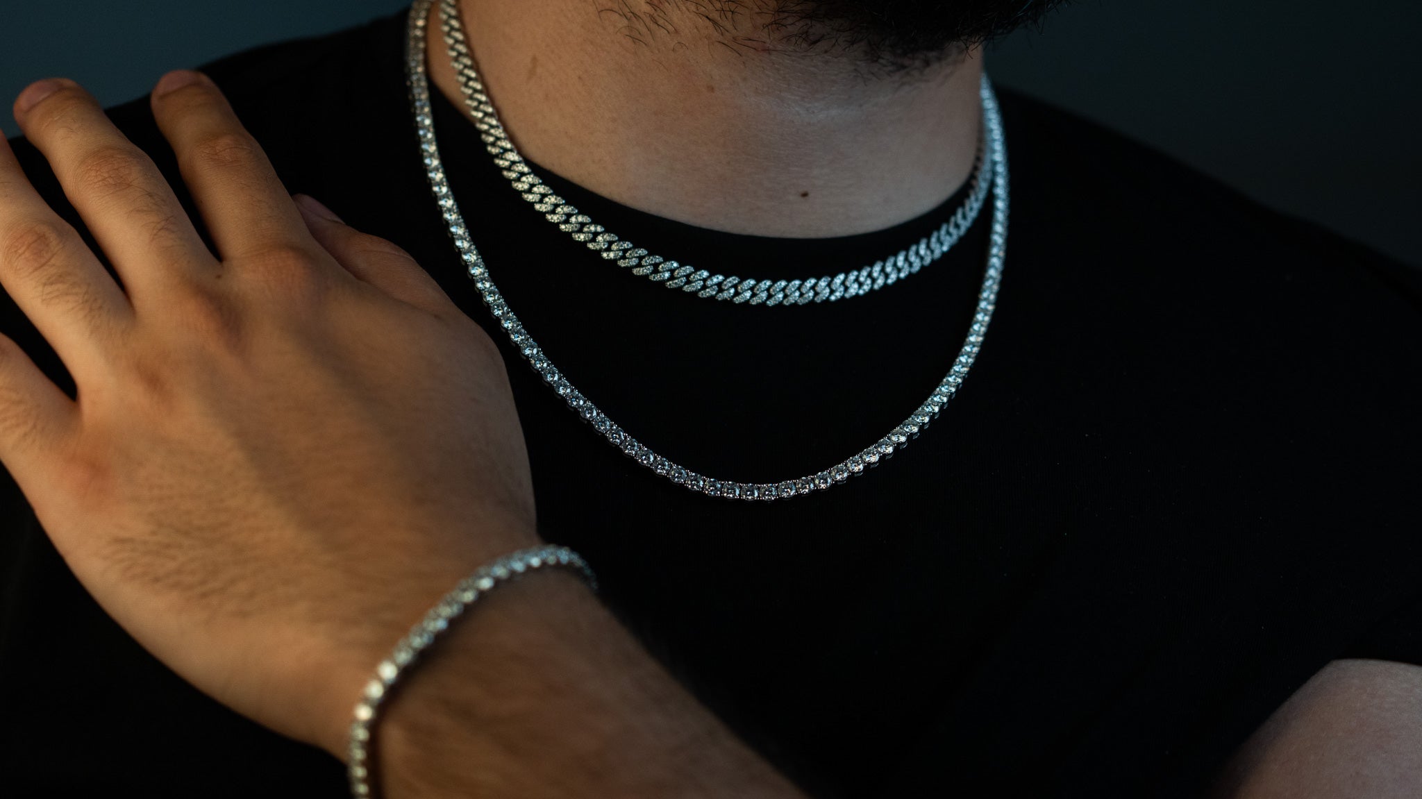 Moissanite тенис верига върху мъжка шия – съвременен iced out стил, истински блясък