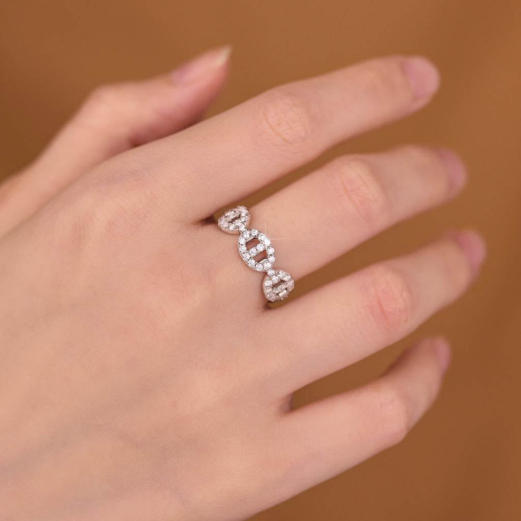 Iced Flare Moissanite пръстен върху безименния пръст – луксозен и елегантен избор, 925 сребро и родиево покритие