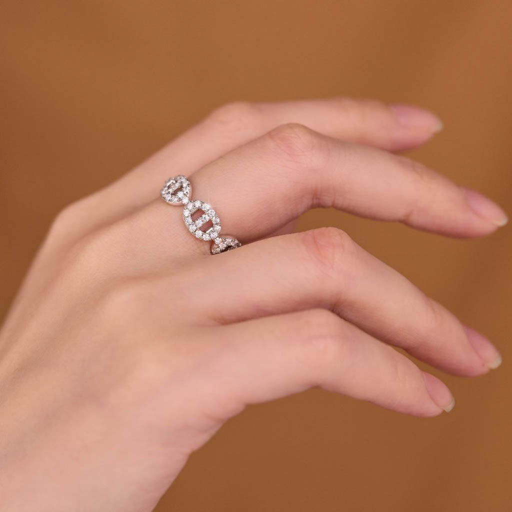 Iced Flare Moissanite пръстен върху ръка в естествена поза – блясък и финес във всяко движение, VS1 камък D цвят