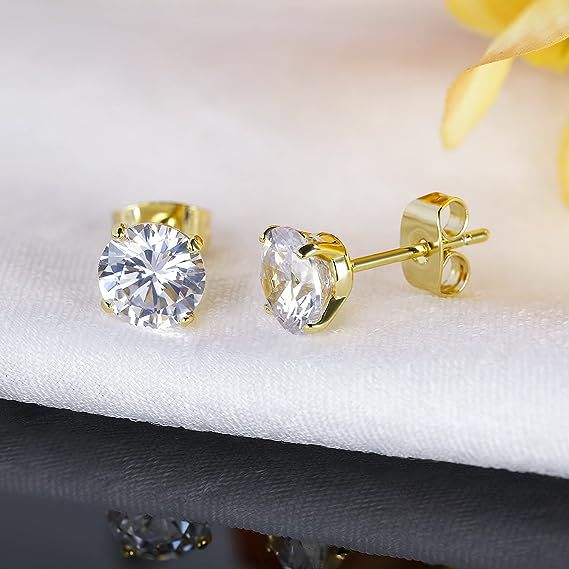 Zirconia Earpins обеци, поставени върху плат – елегантен детайл, цирконий камъни и 18K златно покритие, луксозен и водоустойчив дизайн